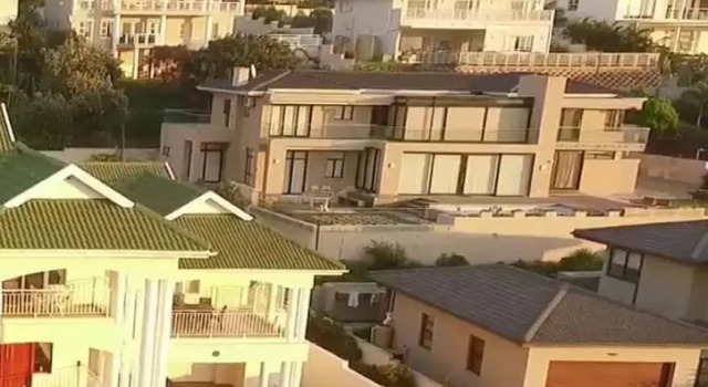 Luxe Life House, Забронировать Отель Шеффилд-Бич Durban North Coast
