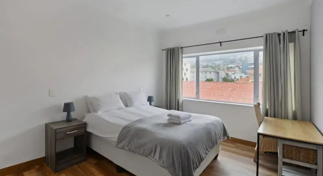 Charming 2-bed Sea Point Retreat Mountain Views, Забронировать Апартаменты/квартира Отели Cape Peninsula с парковкой, Парковка