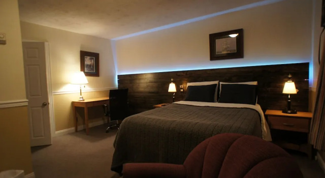 Двухместный люкс Silverwood Inn & Suites
