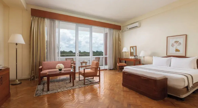 Двухместный номер Deluxe с балконом Inya Lake Hotel Yangon