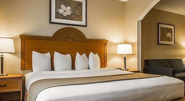 Люкс c 1 комнатой Quality Inn & Suites Fishkill South near I-84