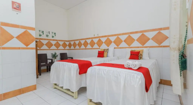 Standard Twin room RedDoorz Syariah at Mojosari