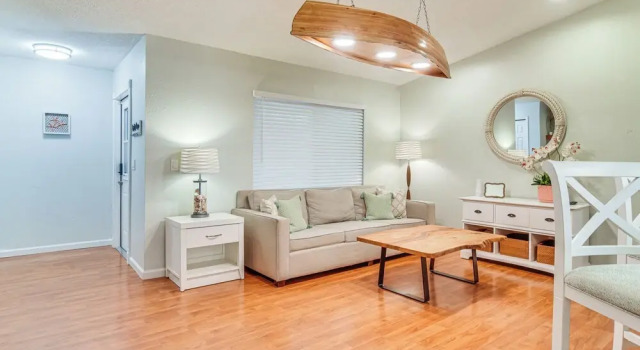 Charming Largo Home w/ Private Pool: 1 Mi to Beach, Buchen Sie Ferienhaus Cottages in Pinellas County, Cottage