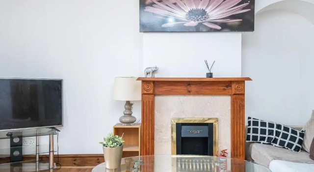 Dagenham Self Catering 4BedHouse sleeps up to 8 with Free Wifi and Free Parking