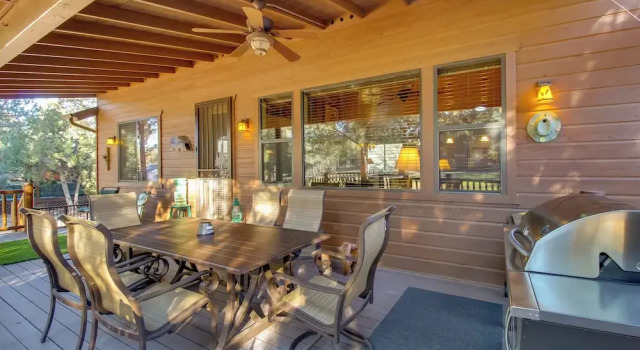 Коттедж On-Site Trails and Deck Show Low Cabin!
