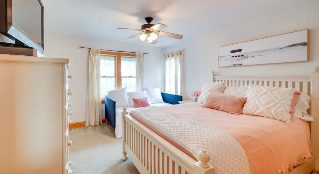 Коттедж с 4 комнатами с балконом Waterfront Outer Banks Home w/ Beach Access