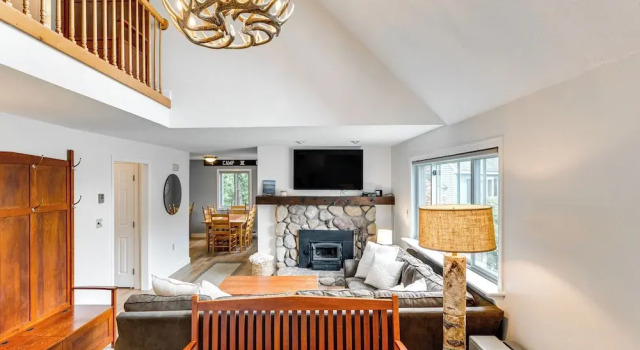 Апартаменты Condo w/ Deck & Grill < 5 Miles to Loon Mountain!