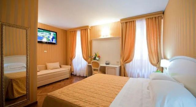 Кровать в общем номере Relais Fontana Di Trevi Hotel
