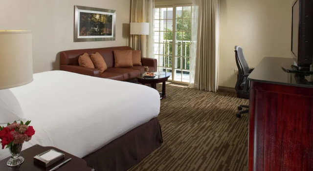 Двухместный номер Standard с балконом и с видом на бассейн DoubleTree by Hilton Raleigh Durham Airport at Research Triangle Park