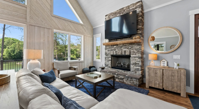 Luxe Lakefront Lodge w/ Pool, Hot Tub, Theater & Private Dock Sleeps 21, Забронировать Дом для отпуска Коттеджи Лейк-Норман-оф-Катобы, Коттедж