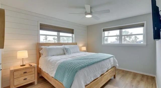 Коттедж с 4 комнатами Canal Access & Decks: Bayfront Jamaica Beach House