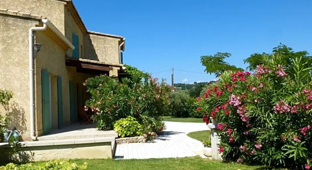 CHAMBRES DHÔTES CLIMATISÉES avec CUISINE dÉTÉ "VILLA GOUR du PEYROL", Prenota Bed & breakfast Buisson Valchiusa