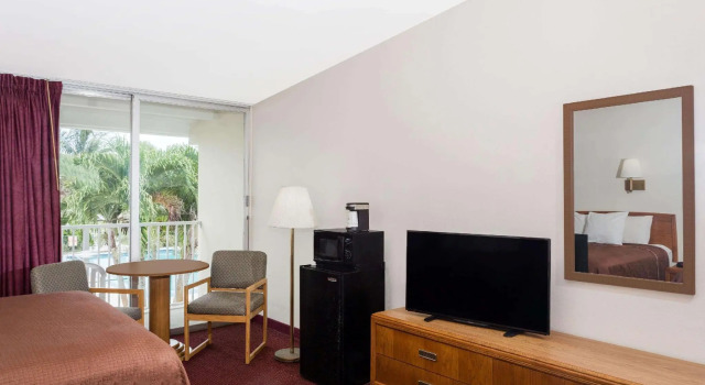 Четырёхместный номер Standard Howard Johnson by Wyndham Vero Beach / Downtown