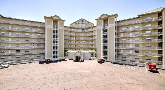 Lakefront Osage Beach Condo: Balcony & Pool Access