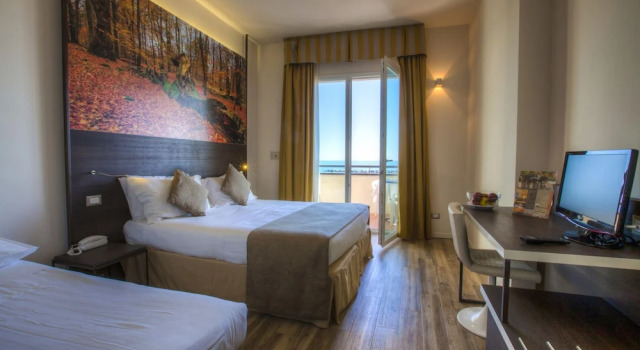 Трёхместный номер Superior с балконом Hotel Life - Natural Style Rimini