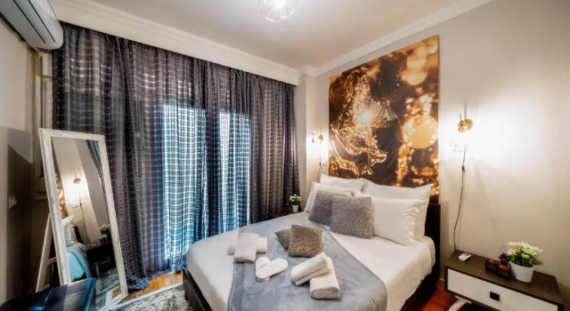 Corona Deluxe Apt Must