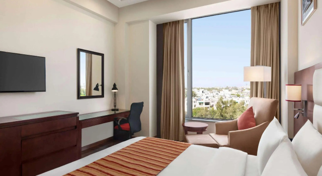 Двухместный номер Deluxe Ramada by Wyndham New Delhi Pitampura