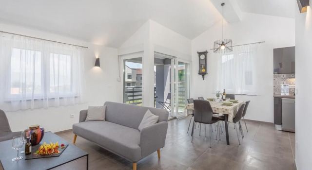 Amazing Apartment in Vrbnik With Outdoor Swimming Pool, Wifi and 2 Bedrooms, Varaa Huoneisto Hotellit Kvarner Islands uima-altaalla, Uima-allas