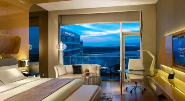 Двухместный номер Deluxe с балконом и с видом на залив Wyndham Grand Qingdao
