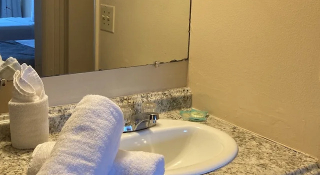 Четырёхместный номер Standard с красивым видом из окна Altamonte Springs Hotel and Suites