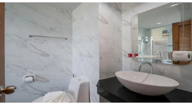 Двухместный номер Superior с балконом и с видом на бассейн Peace Blue Naiharn Naturist Resort Phuket SHA Extra Plus