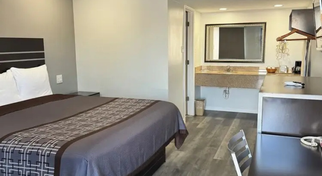Номер Deluxe Continental Inn and Suites Nacogdoches TX SFA University Downtown
