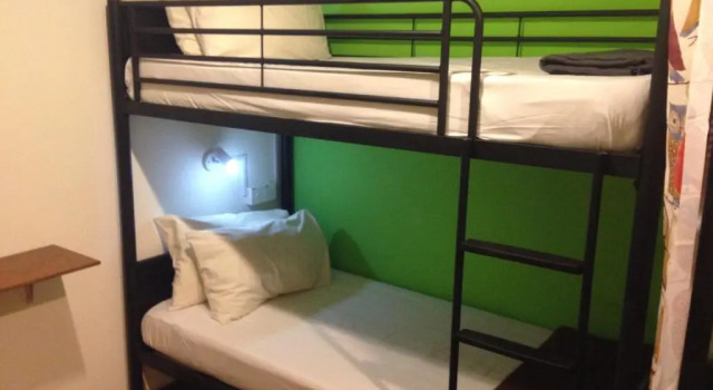 Кровать в общем номере Woodpecker Lodge, Kuching