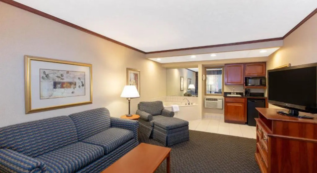 Люкс с видом на воду Ramada by Wyndham Midtown Grand Island