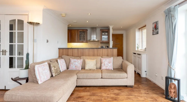 Apartment With River Views Near Canary Wharf And City