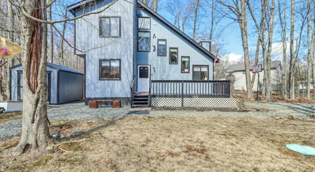 Коттедж 3 Mi to Tobyhanna State Park: Home w/ Serene Deck!