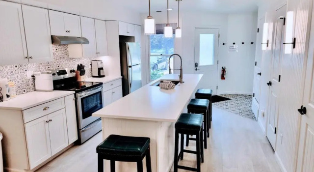 Апартаменты This Charming 2 bed condo is next to downtown Saugatuck and includes a pool!