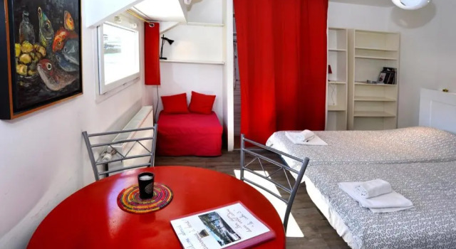 Studio Peniche au coeur de Lyon pour 2 personnes, insolite et calme, Rezerwuj Apartament Hotele w Rhône z parkingiem, Parking