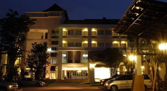 Кровать в общем номере Nana Buri Hotel