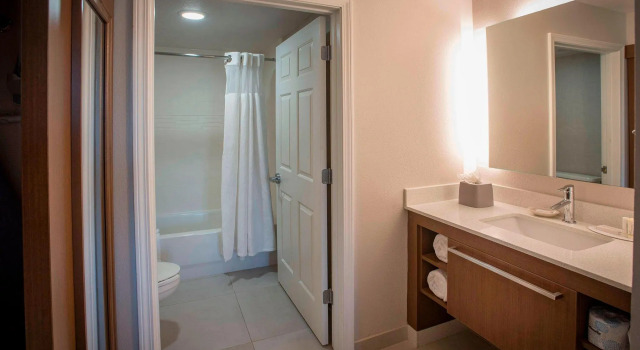 Двухместный люкс с 2 комнатами Residence Inn by Marriott Pensacola Downtown