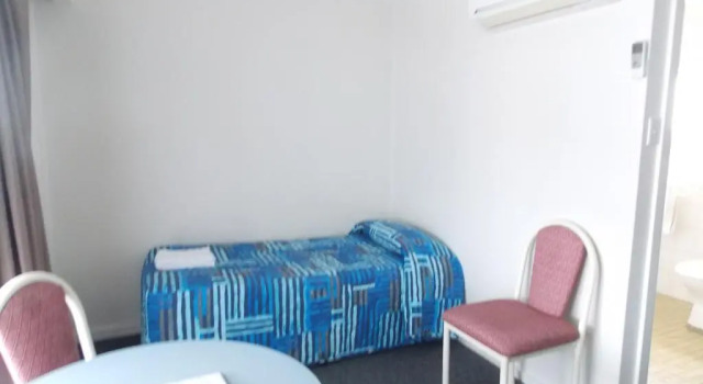 Кровать в общем номере Yass Motel