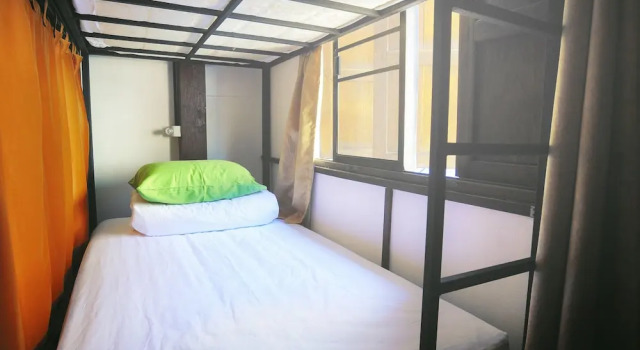 Кровать в общем номере с красивым видом из окна Manon Hostel