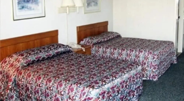Четырёхместный номер Standard Mariann Travel Inn Scottsburg