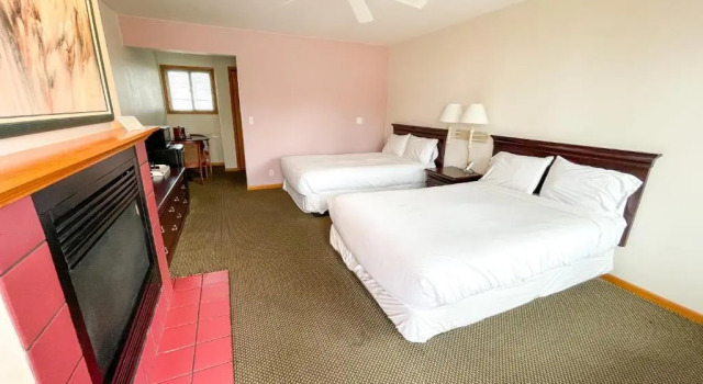 Четырёхместный номер Deluxe Lake Bluff Inn and Suites