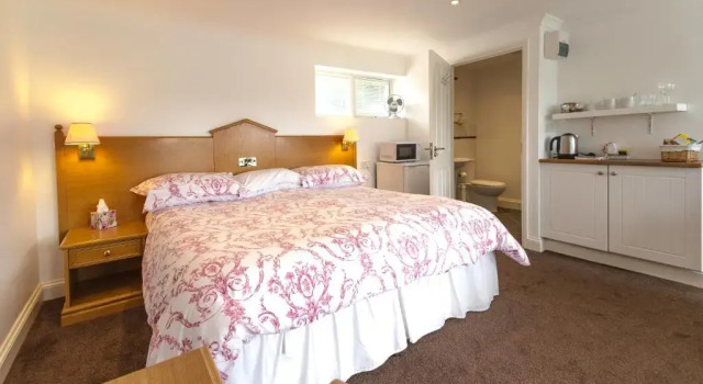 Annexe at Gosfield Lake, Book Hotel Halstead Essex