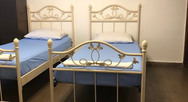 Кровать в общем номере Rooms Garden