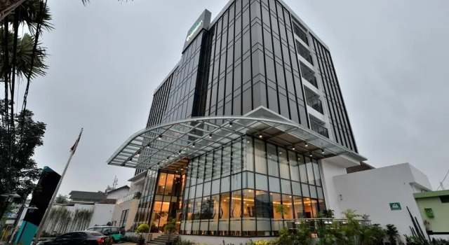 Кровать в общем номере Hotel California Bandung