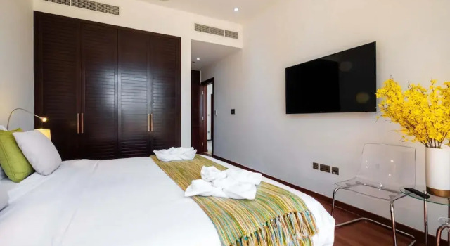 Bright Beachfront Apt w Wow Factor on The Palm