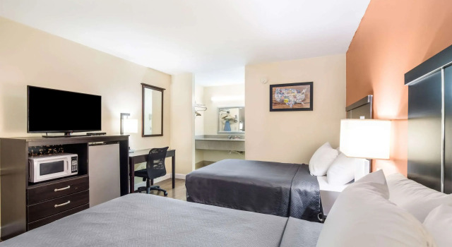 Четырёхместный номер Standard Econo Lodge Santee