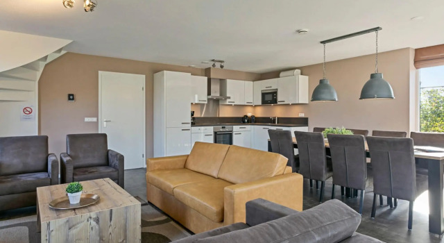 Beautiful villa 2 minutes from the beach with a spacious garden and veranda, Забронировать Вилла Ауддорп 