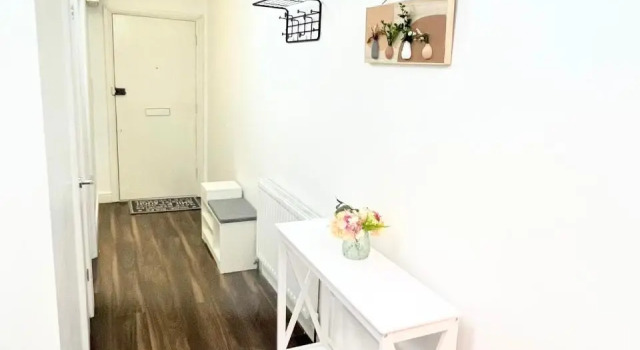 2 Bed Apartment in Stevenage Hertfordshire By White Orchid Property Relocation Short Lets & Serviced Accommodation Sleeps 5 Guests Leisure & Business, Забронировать Апартаменты/квартира Апартаменты Стивенидж, рядом с Stevenage Magistrates Court, Апартаменты/квартира