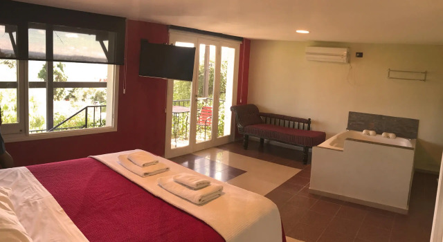 Casa Alta Hotel Boutique & spa Solo Adultos, Забронировать Бутик-отель Недорогие отели Вилья-Карлос-Пас, рядом с Villa Carlos Paz Chair Lift, недорого