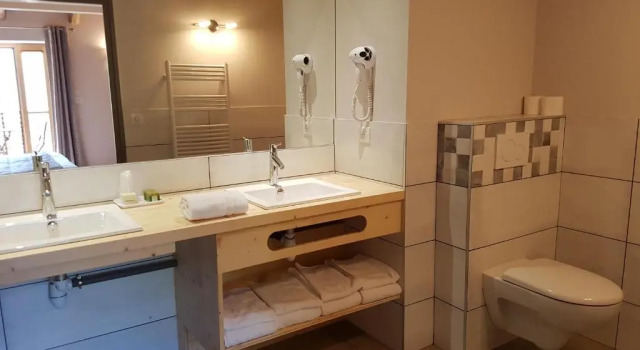 Семейный номер Standard с видом на сад Logis SPA Hotel Restaurant De La Poste