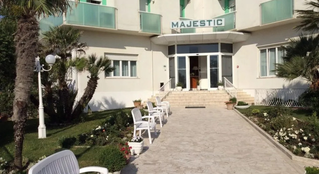 Hotel Majestic, Забронировать Отель Отели Побережья Марок 3 звезды, 3*