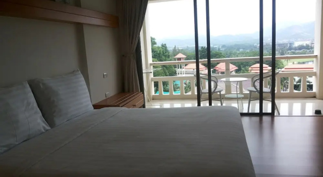 Апартаменты c 1 комнатой с балконом и с видом на озеро The Green Golf Residence Condominium