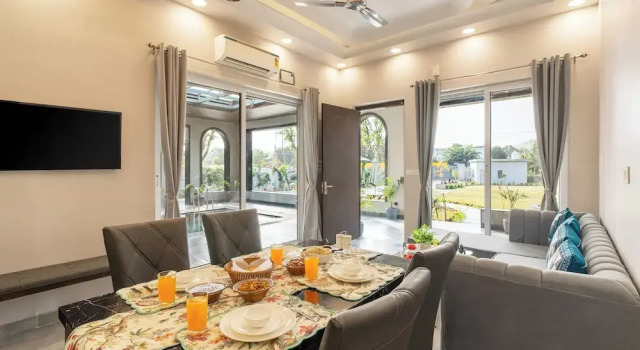 ELIVAAS Jamun Farm 2 BHK Villa with Pool, Забронировать Фермерский дом Отели штата Раджастхана с парковкой, Парковка